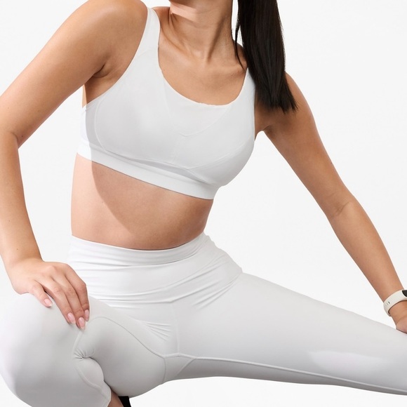 NWT, Athleta Women’s Invincible Lightweight Sports Bra in Bright White, Size 36D - Picture 1 of 12